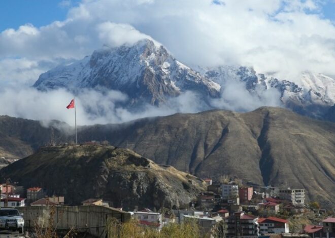 Hakkari’de yüksek kesimlerde kar etkili oldu